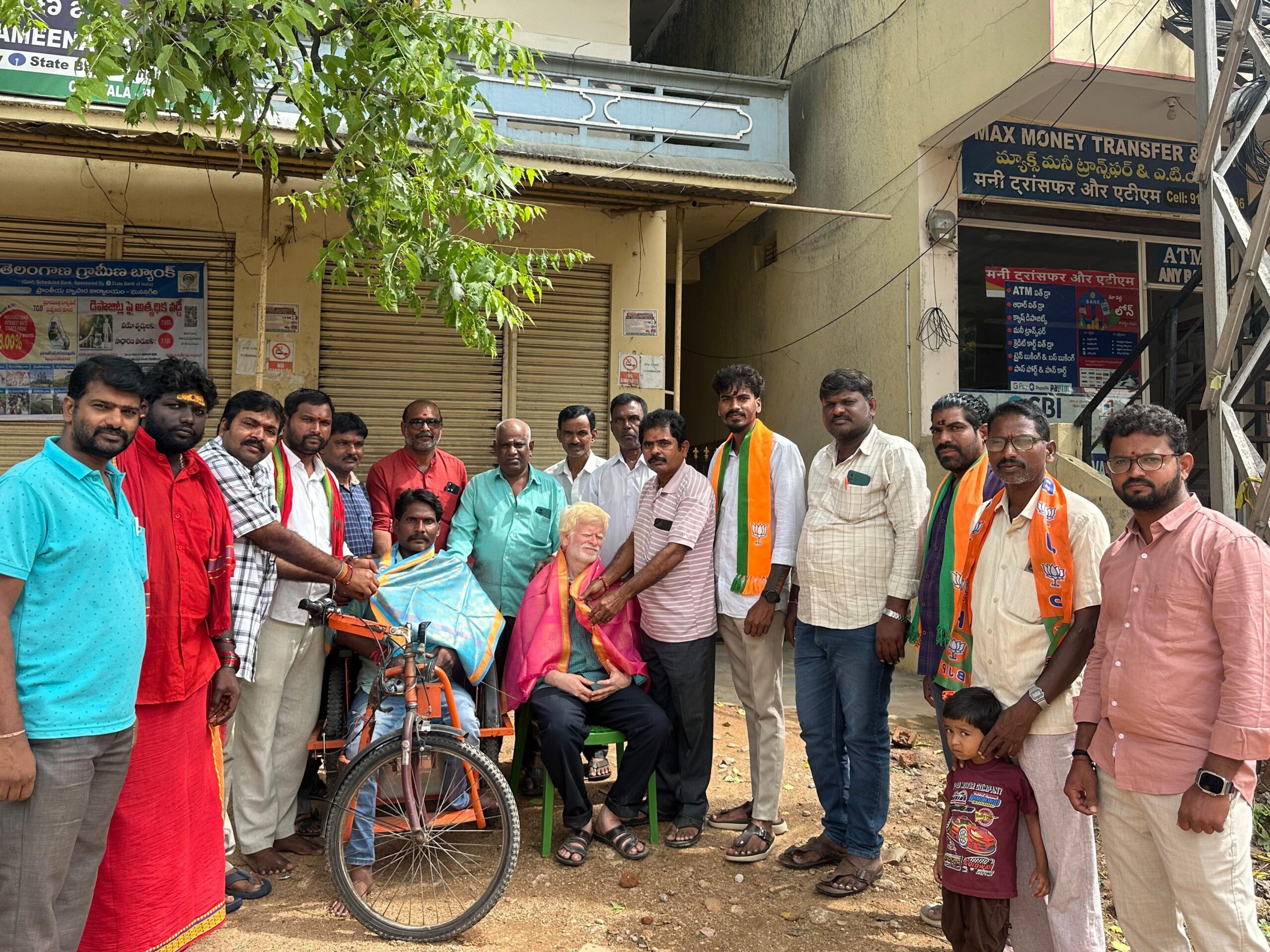 దివ్యాంగులకు బీజేపీ నాయకుల సన్మానం
