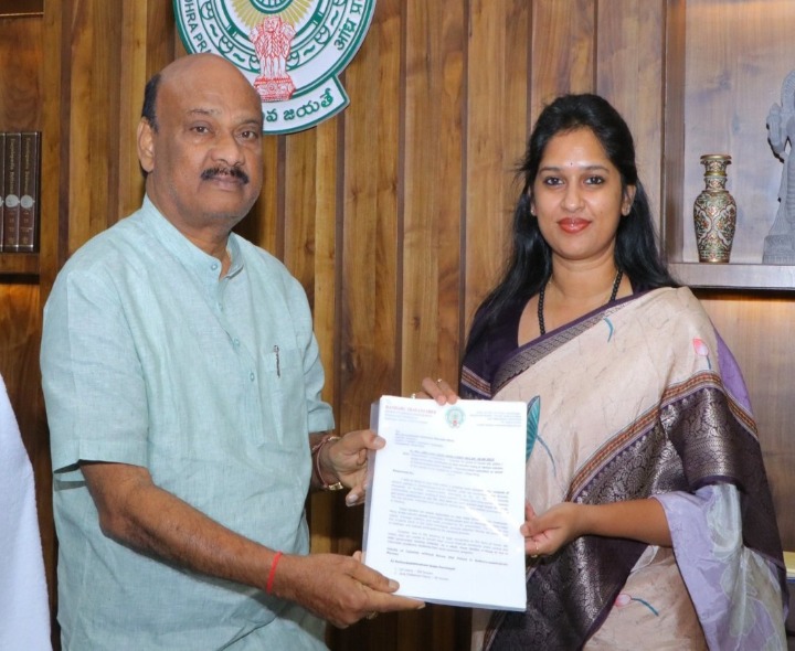 స్పీకర్‌తో ఎమ్మెల్యే బండారు శ్రావణి భేటీ