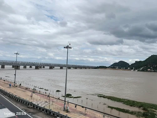 ప్రకాశం బ్యారేజీకి రెండవ ప్రమాద హెచ్చరిక