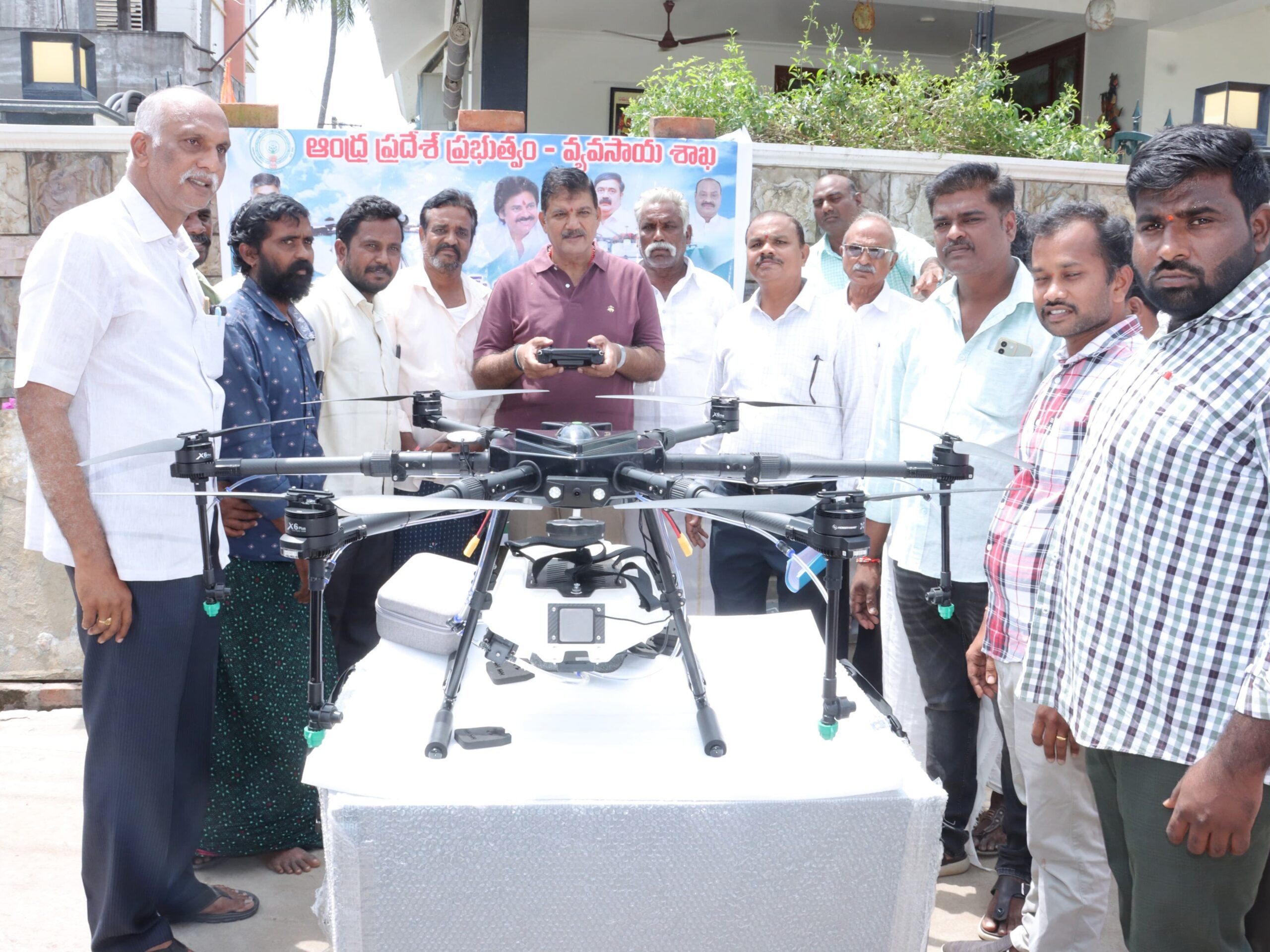 రైతులకు ‘కిసాన్ డ్రోన్’ అందించిన ధూళిపాళ్ళ