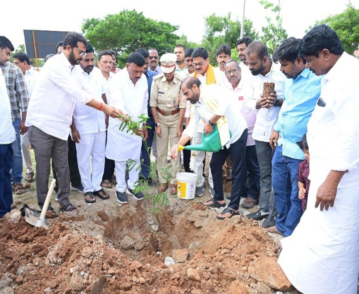 తల్లి పేరుతో ఒక మొక్క నాటాలి: మంత్రి