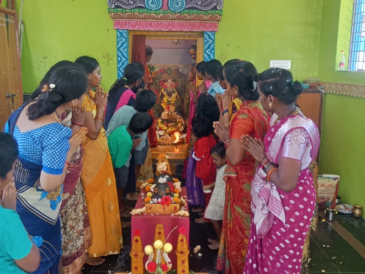 ముత్యాలమ్మకు ప్రత్యేక పూజలు