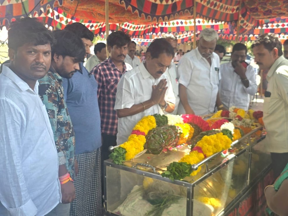 బండి నవనీతమ్మకు మాజీ DY. CM నివాళులు