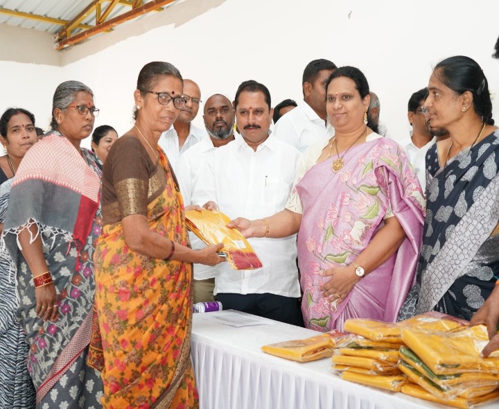 చీరలు పంపిణీ చేసిన జిల్లా ఎమ్మెల్యె దంపతులు
