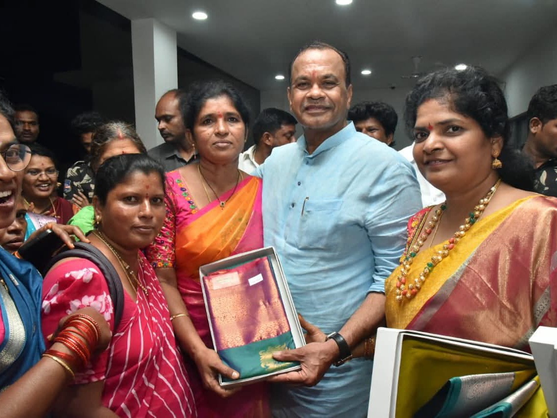 ఆడబిడ్డలకు చీరలు అందజేసిన మంత్రి కోమటిరెడ్డి