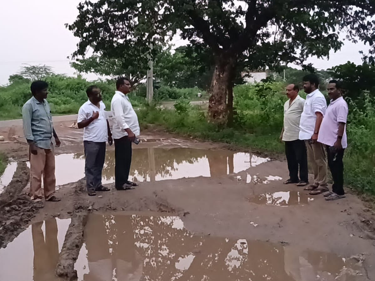 ప్రమాదకరంగా ఎదులాపురం- ముత్తగూడెం ప్రధాన రహదారి