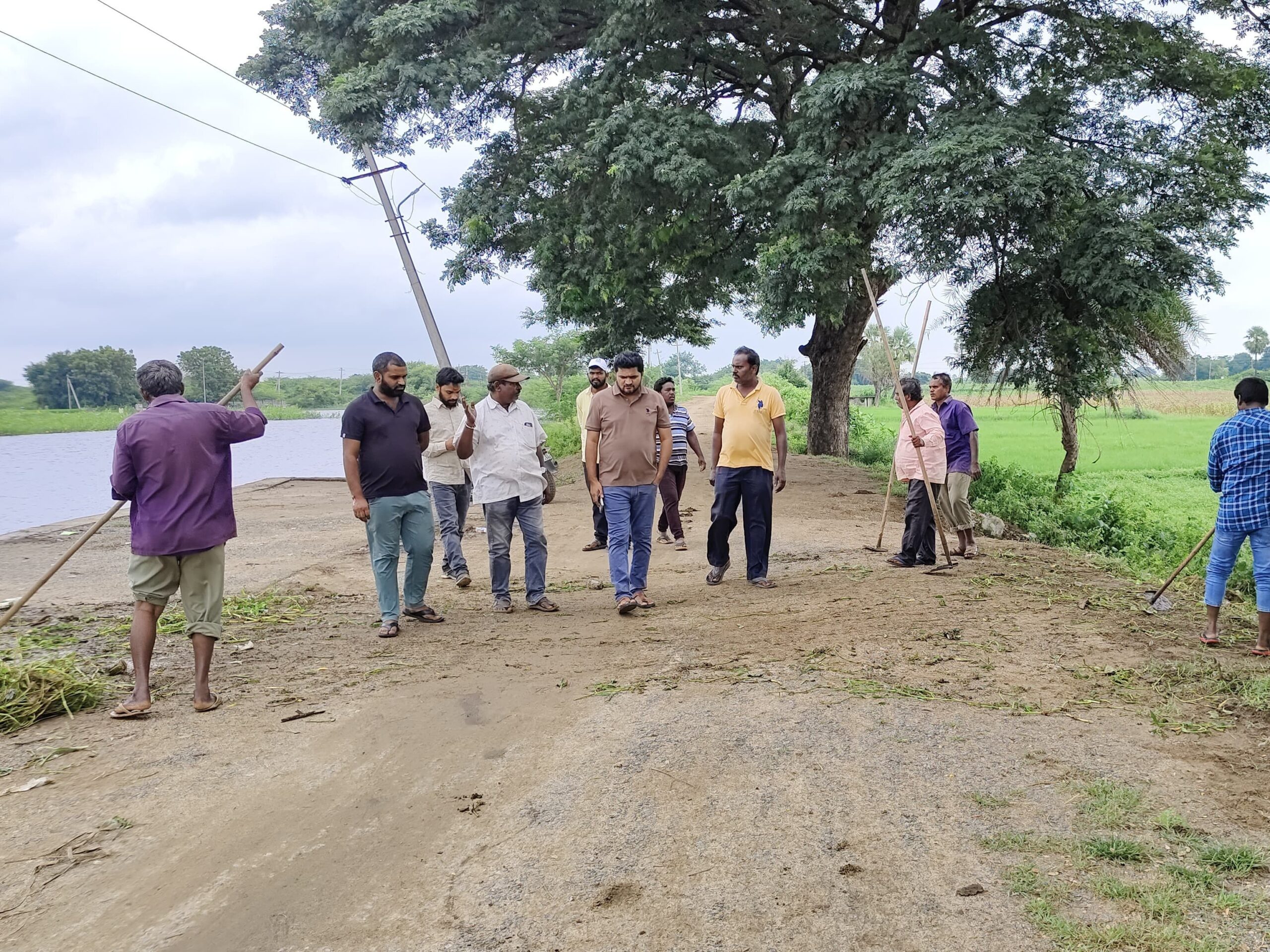 బతుకమ్మ పండుగ ఏర్పాట్లను పరిశీలించిన కార్పొరేటర్