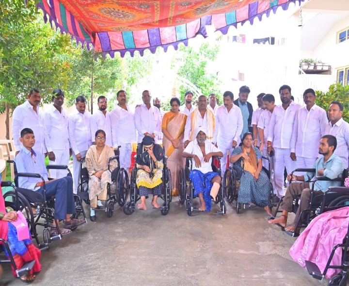 దివ్యాంగులకు వీల్ చైర్ పంపిణీ చేసిన ఎమ్మెల్యే