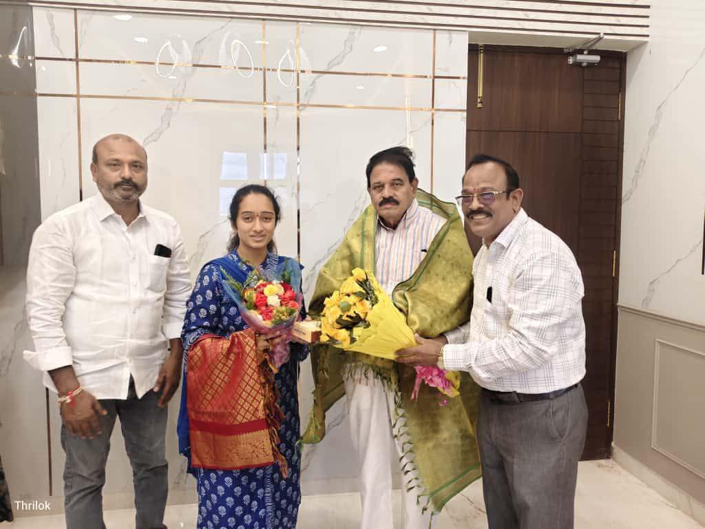 ఎమ్మెల్యేని కలిసిన ఎంపీడీవో