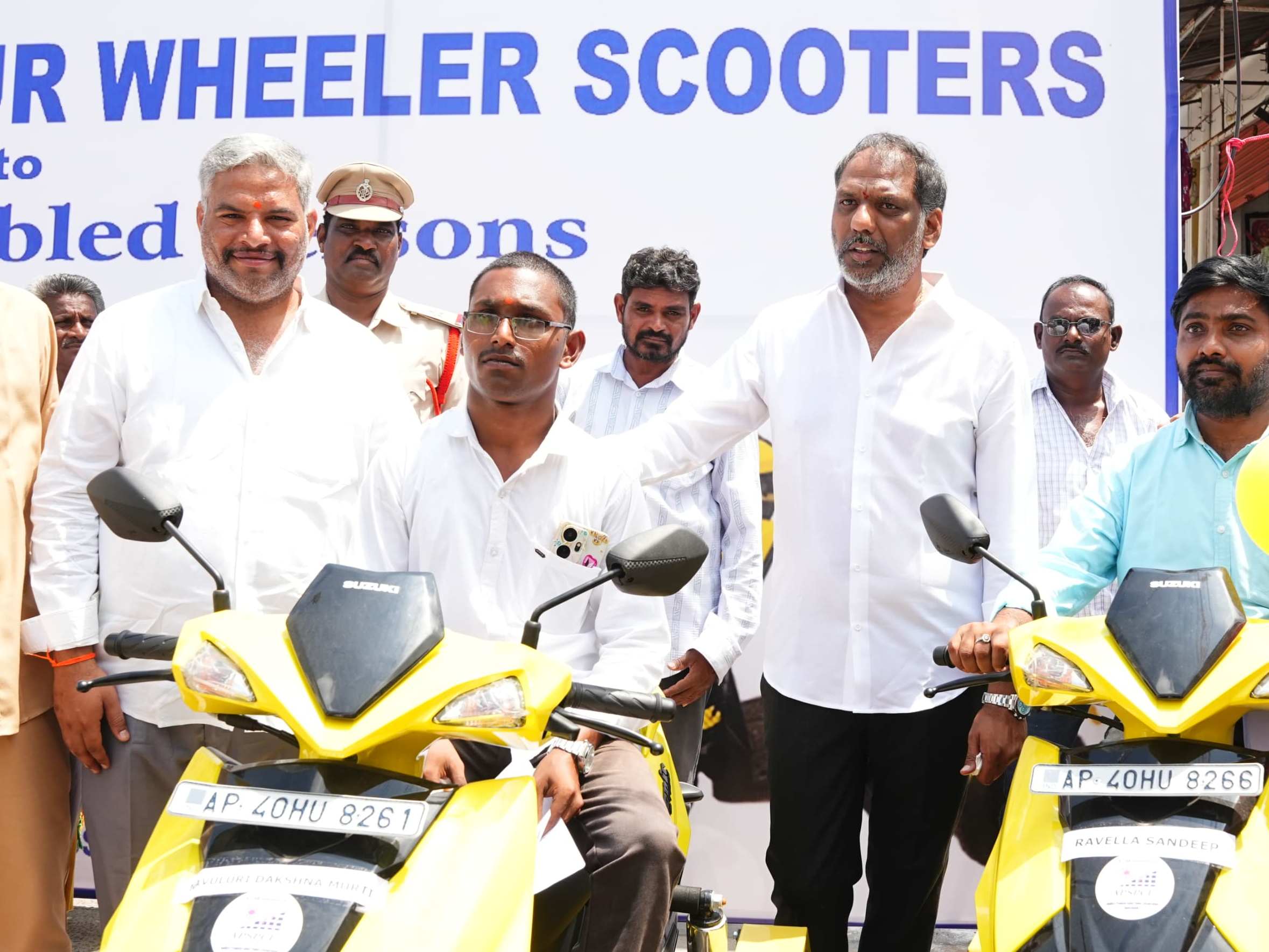 దివ్యాంగులకు ద్విచక్ర వాహనాలు అందజేత