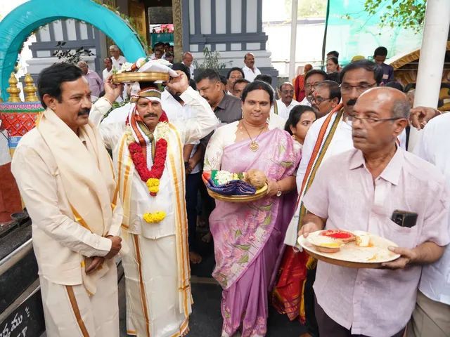 పట్టు వస్త్రాలు సమర్పించిన ఎమ్మెల్యే