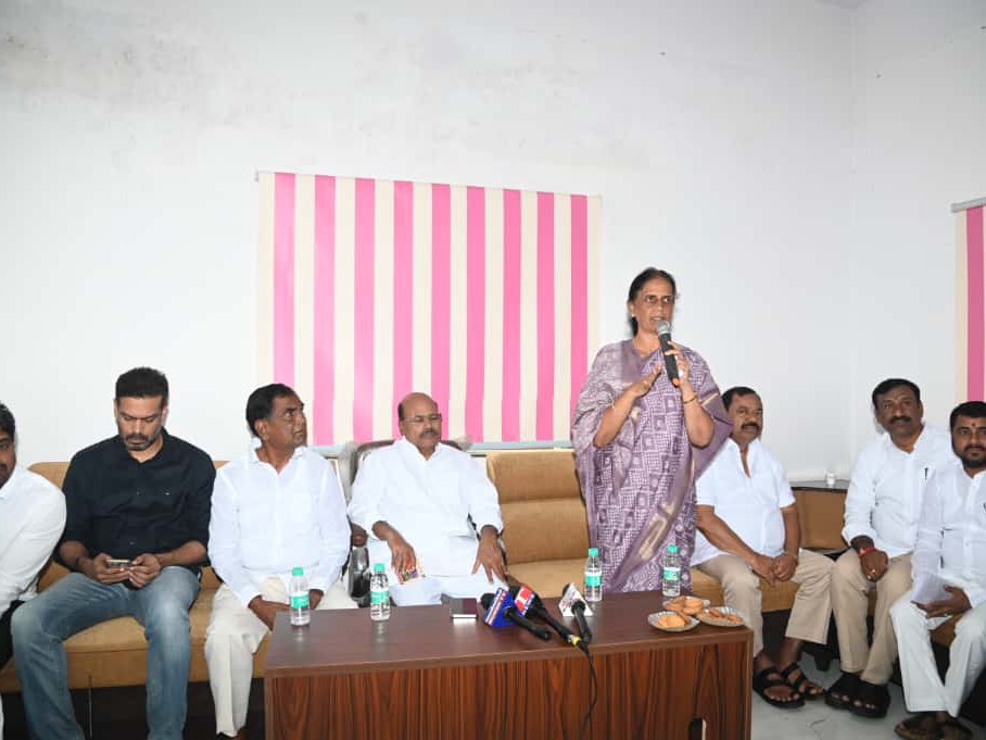 కార్యకర్తలు ఐక్యంగా పనిచేయాలి: సబితా ఇంద్రారెడ్డి
