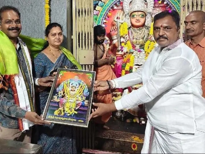 పెద్దింట్లమ్మ అమ్మవారిని దర్శించుకున్న డీఎస్పీ