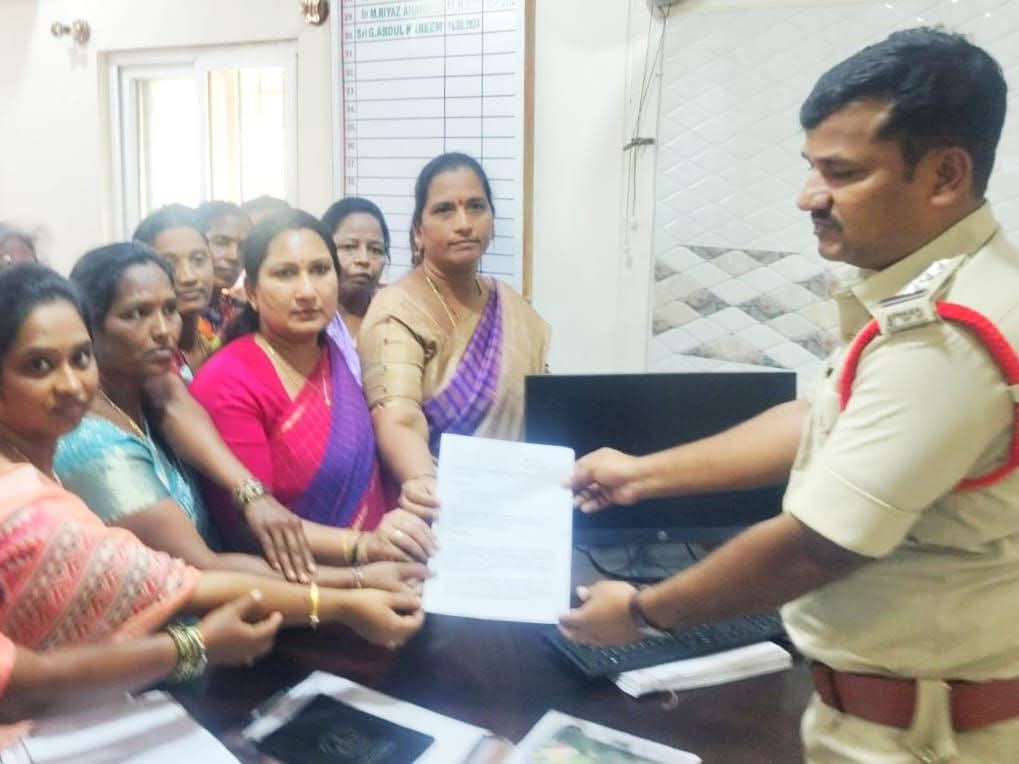 టీడీపీ మహిళా నేతలపై పోలీసులకు ఫిర్యాదు
