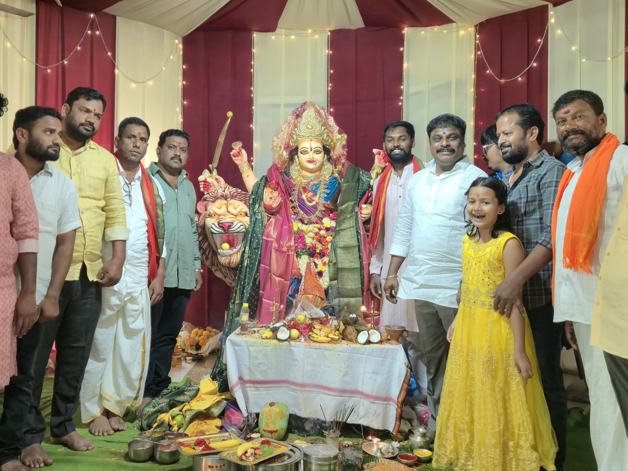 శరన్నవరాత్రి వేడుకలకు హాజరైన మాజీ మున్సిపల్ ఛైర్మన్