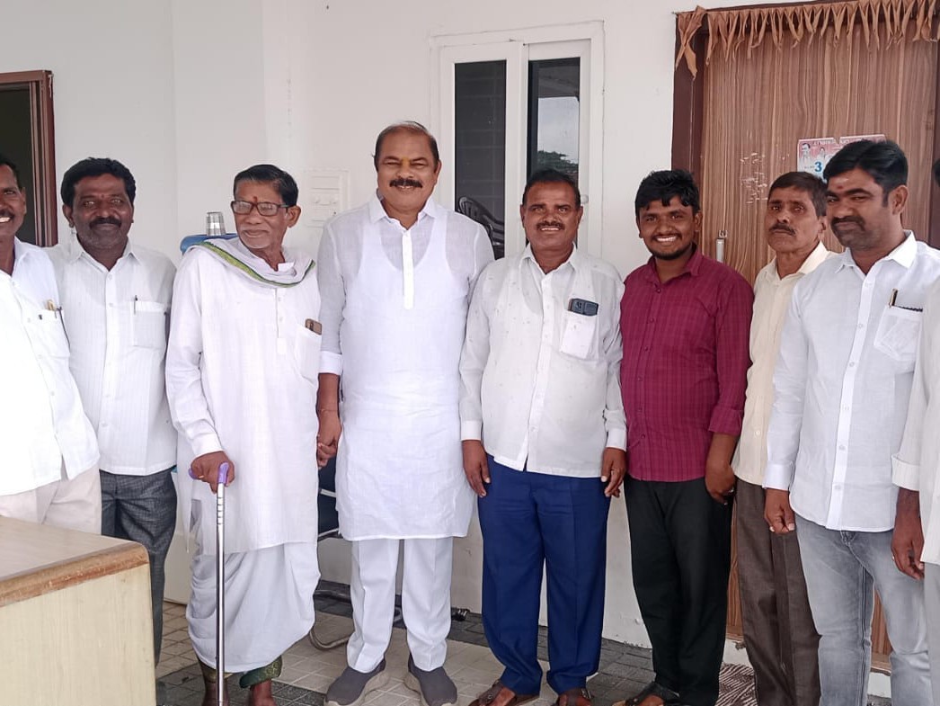 డీసీసీ అధ్యక్షుడిని కలిసిన కాంగ్రెస్ నేతలు