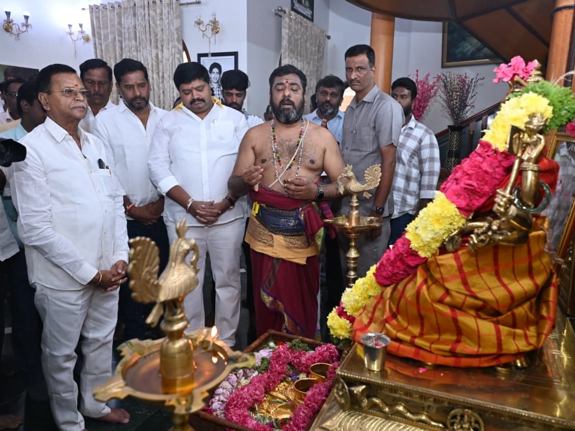 శ్రీవారి వాహన సేవ గొడుగులు, పాదుకలకు పూజలు