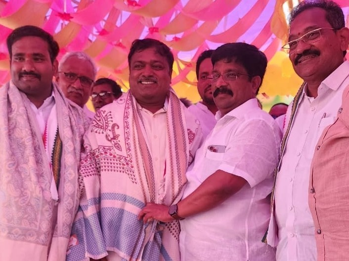 వ్యవసాయ కమిటీ చైర్మన్‌ను సన్మంచిన ఎమ్మెల్యే
