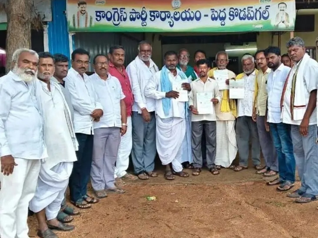 16 సీఎంఆర్ఎఫ్ చెక్కుల పంపిణీ