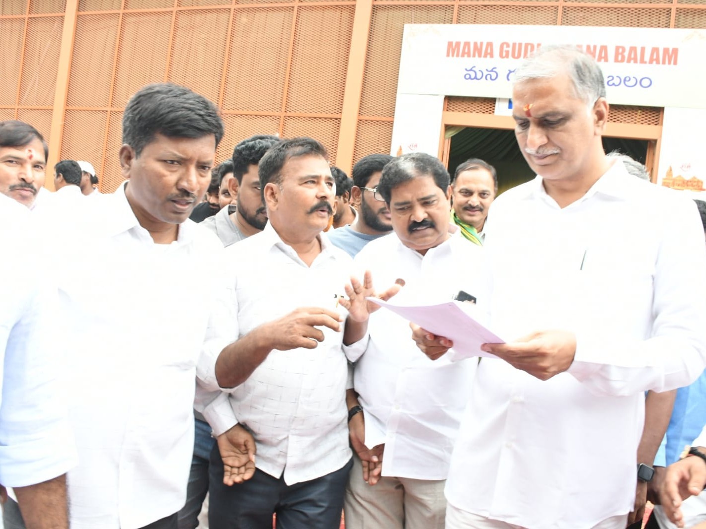 హరీష్ రావుకు వినతి పత్రం అందజేసిన నల్ల రాధాకృష్ణ