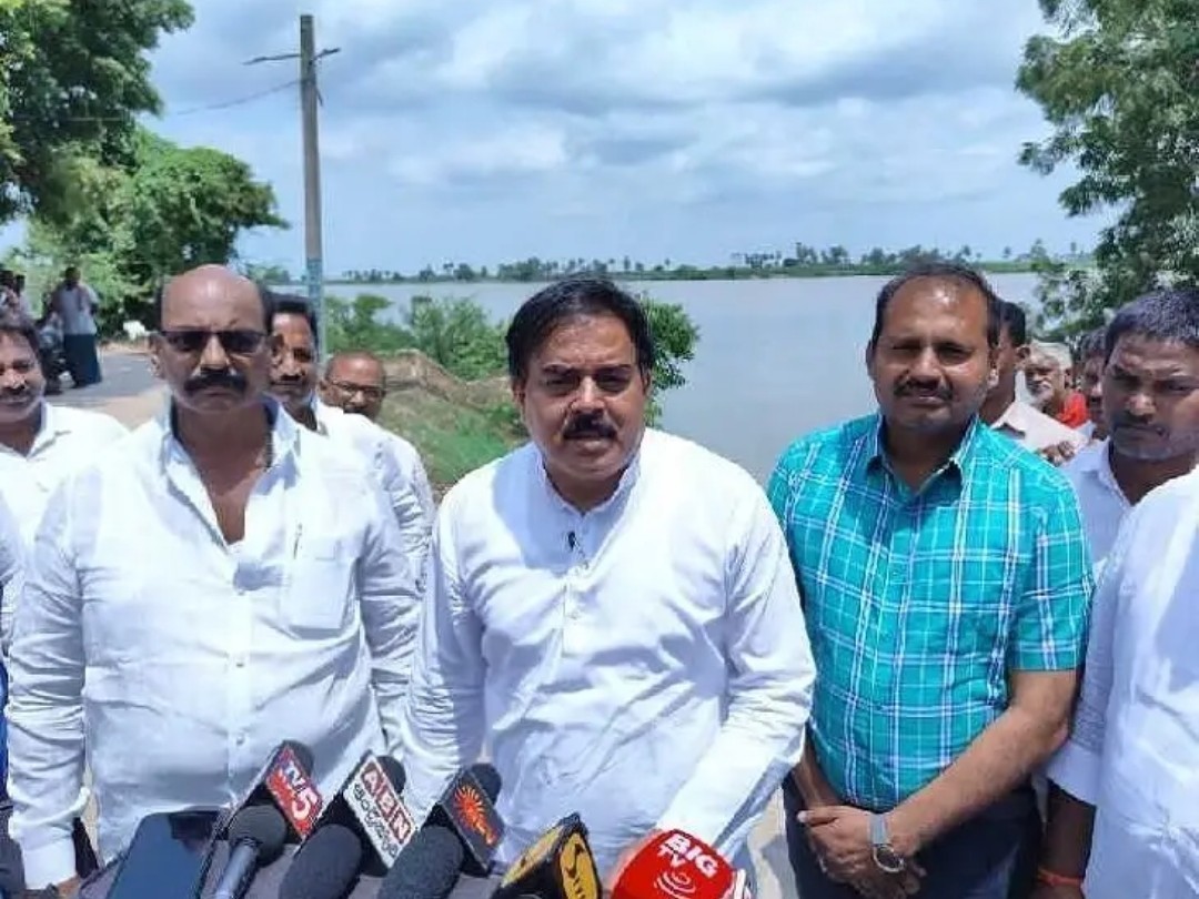 కొల్లిపర వరద ముంపు ప్రాంతాల్లో మంత్రి పర్యటన