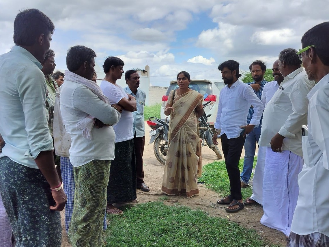 కలుషిత నీటి కుంటను పరిశీలించిన అధికారులు