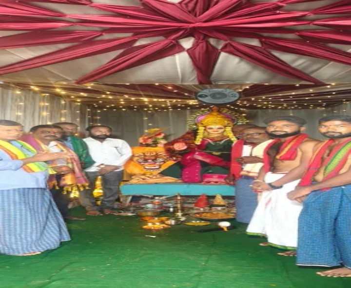దుర్గామాతను దర్శించుకున్న వరంగల్ డీఎస్పీ