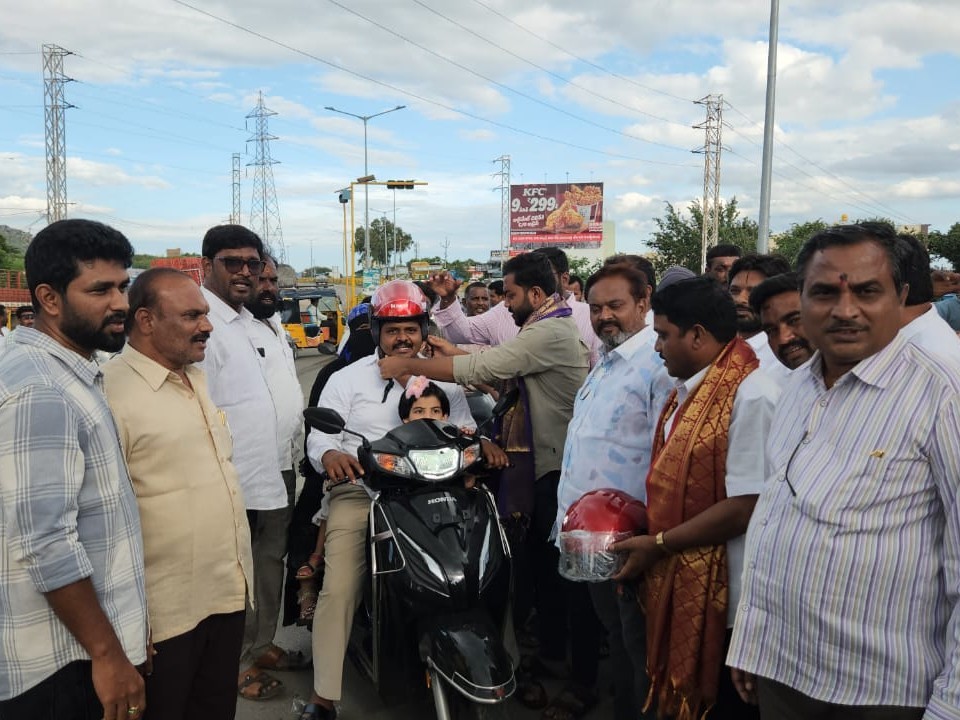 వాహనదారులకు ఉచితంగా హెల్మెట్ లు పంపిణీ