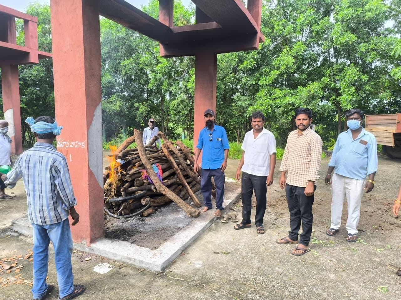 మానవత్వం చాటుకున్న లక్ష్మీ‌కి సేవ్ ఫోరం సభ్యులు