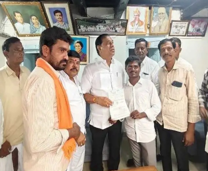 CMRF చెక్కులు పంపిణీ చేసిన ఎంపీ
