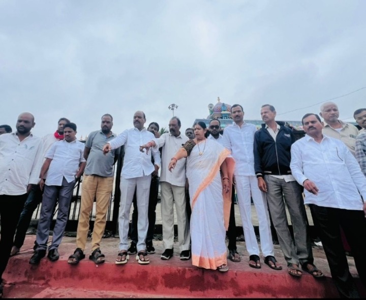 బతుకమ్మలకు రేటు కడతారా?? కార్పొరేటర్‌ను నిలదీస్తున్న మహిళలు