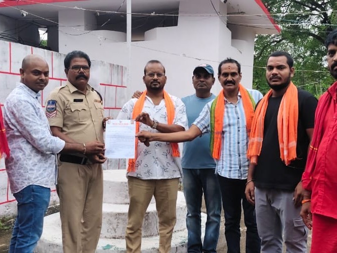 పోలీసులకు వినతిపత్రం అందజేత