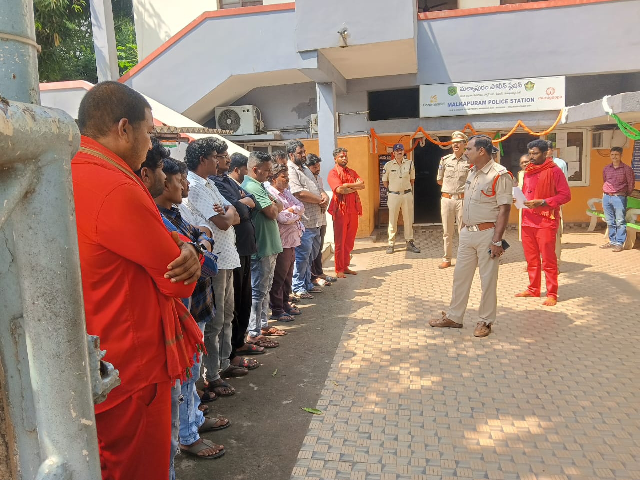 రౌడీషీటర్లకు హెచ్చరిక