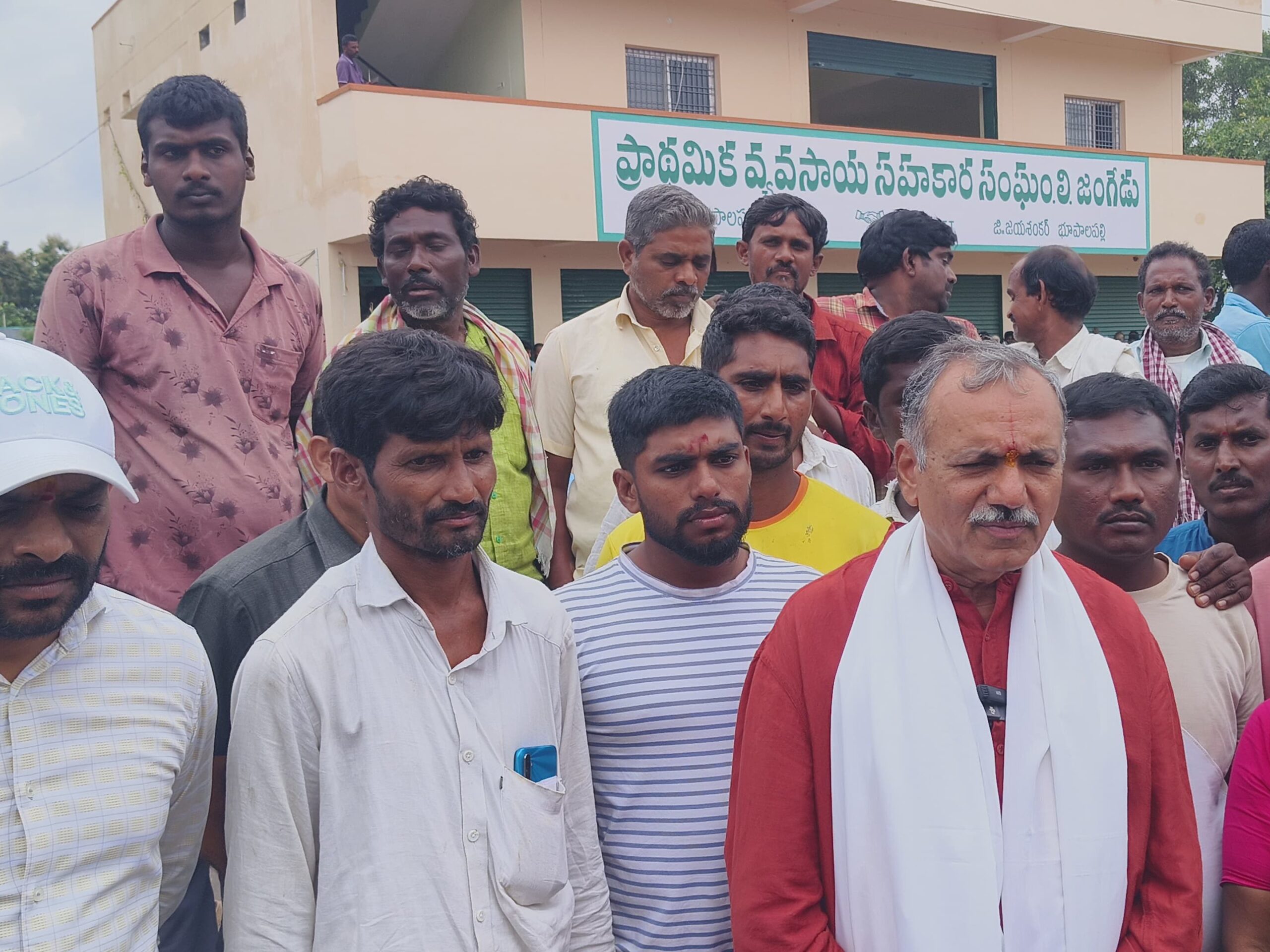 కేంద్ర, రాష్ట్ర ప్రభుత్వాలు యూరియా పంపిణీలో విఫలమయ్యారు