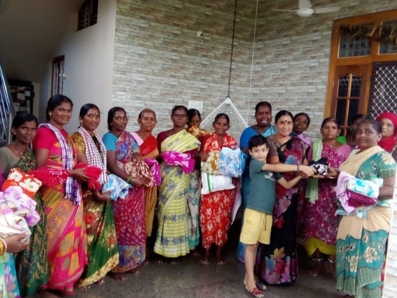‘గ్రామపంచాయతీ సిబ్బందికి చీరల పంపిణీ’