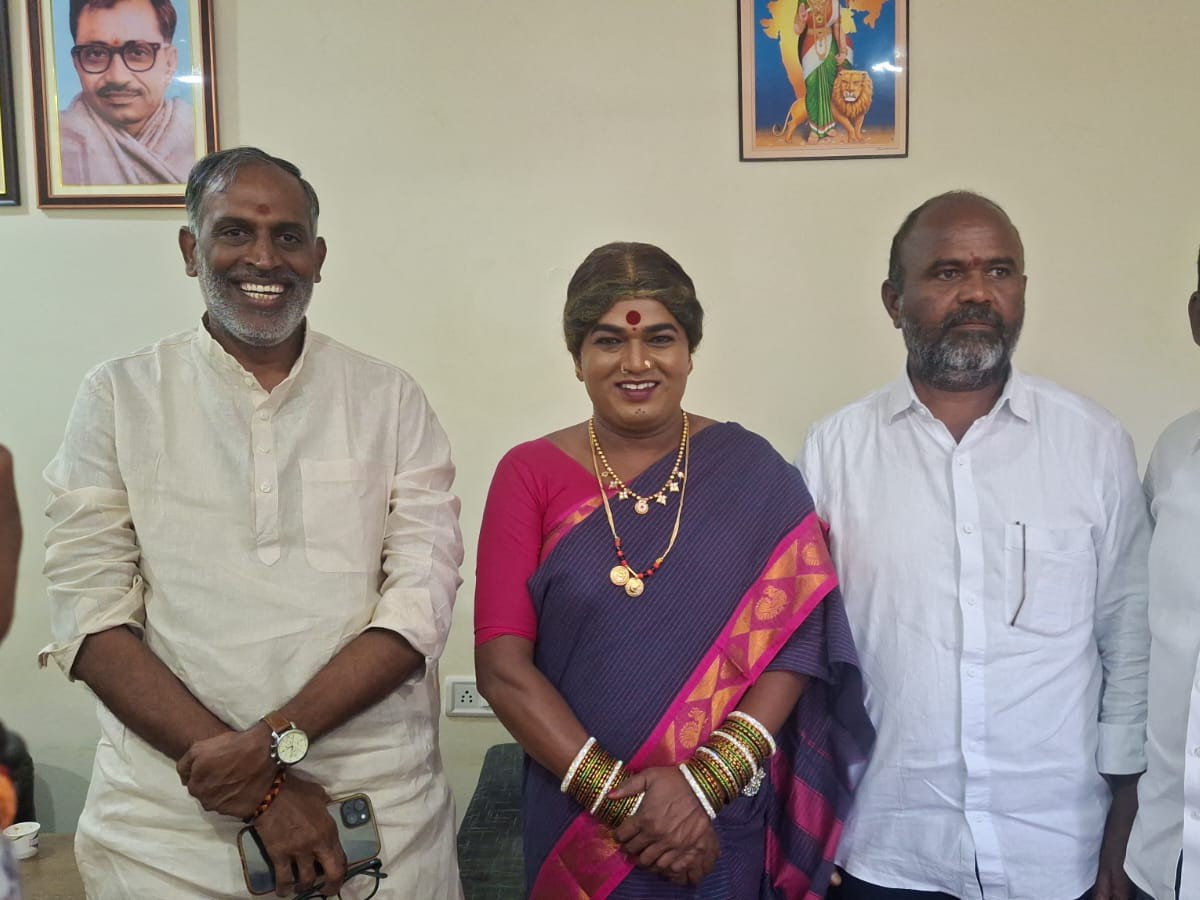 BJP నేత పీవీఆర్‌ను కలిసిన కొమరక్క