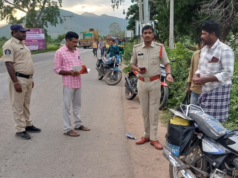 సిద్దవటంలో వాహనాలను తనిఖీ చేసిన సీఐ