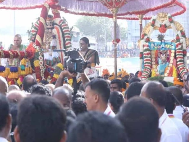 శ్రీవారి పల్లకి సేవలో పాల్గొన్న తుడా ఛైర్మన్