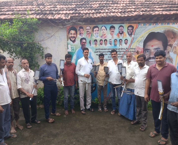 బతుకమ్మ వేడుకలకు వీధి దీపాలు అందించిన పిఎసిఎస్ ఛైర్మన్