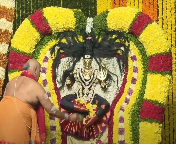 కాళరాత్రి స్వరూపంలో శ్రీశైలం భ్రమరాంబాదేవి