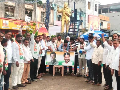 బీసీలకు 42% రిజర్వేషన్.. రాహుల్, సీఎం చిత్రపటాలకు పాలాభిషేకం