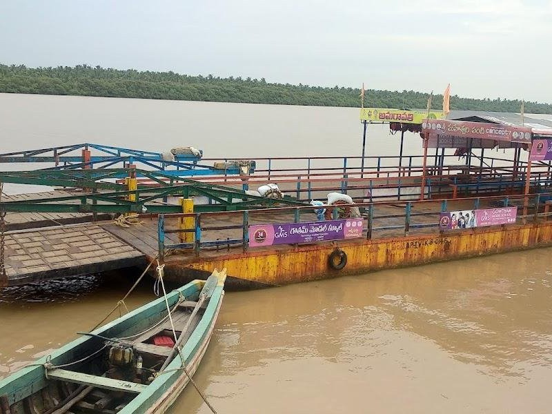 గోదావరిలో నిలిచిన పంటు రాకపోకలు