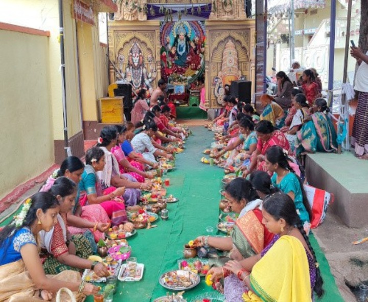 భక్తిశ్రద్ధలతో కుంకుమ పూజ