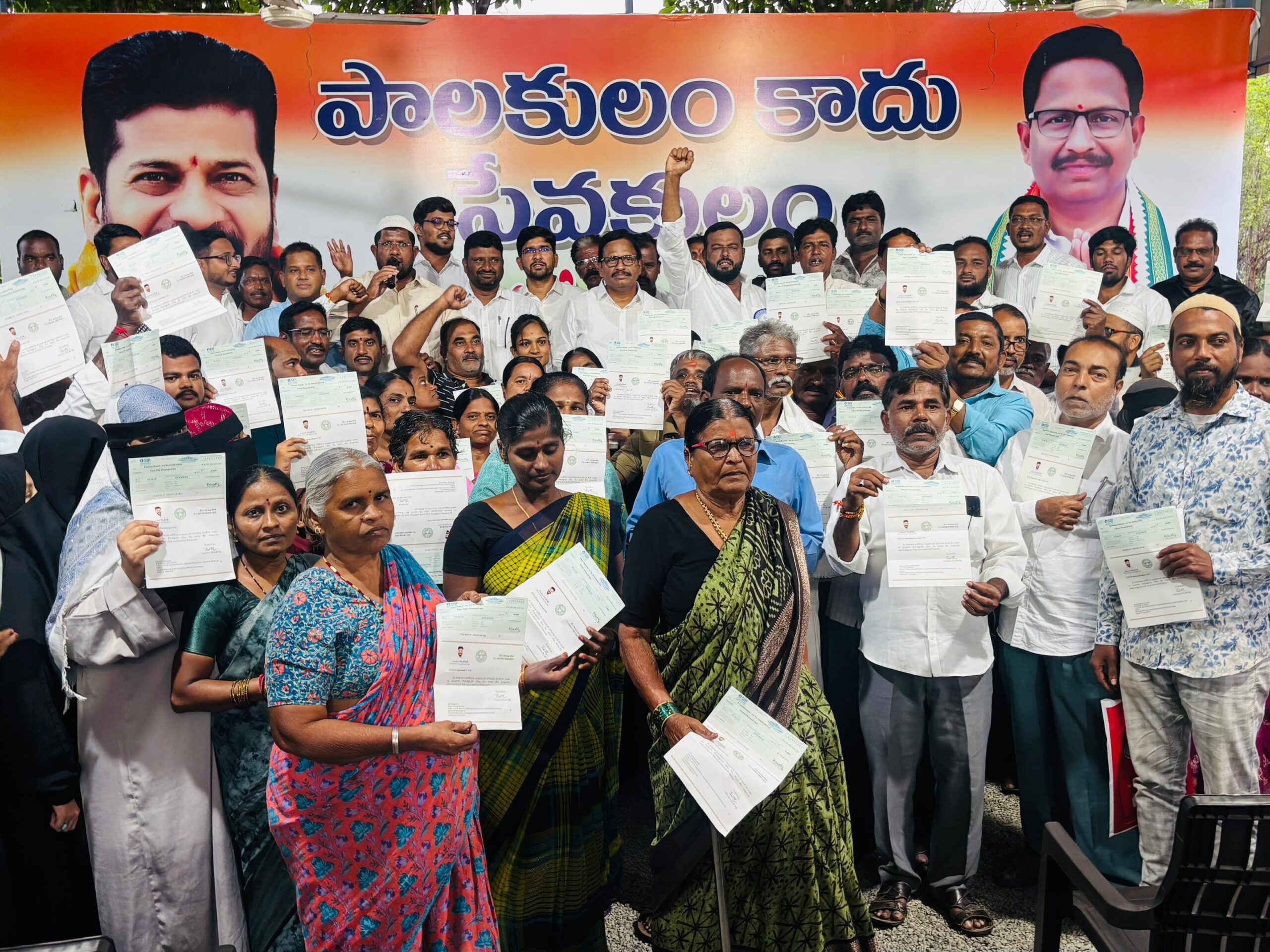 సీఎంరిలీఫ్ ఫండ్ చెక్కులు పంపిణీ చేసిన ఎమ్మెల్యే