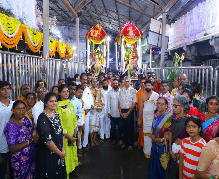 నెమలి వాహనంపై ఊరేగిన అమ్మవారు