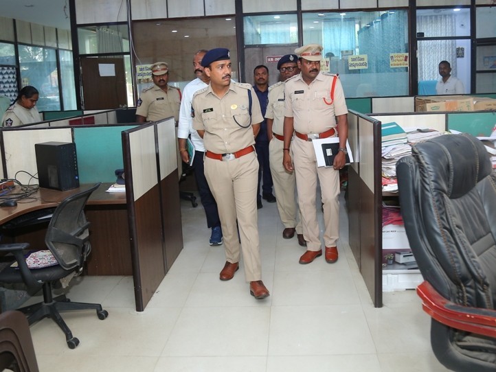 పోలీస్ స్టేషన్లలో రికార్డుల నిర్వహణపై ఎస్పీ సమీక్ష