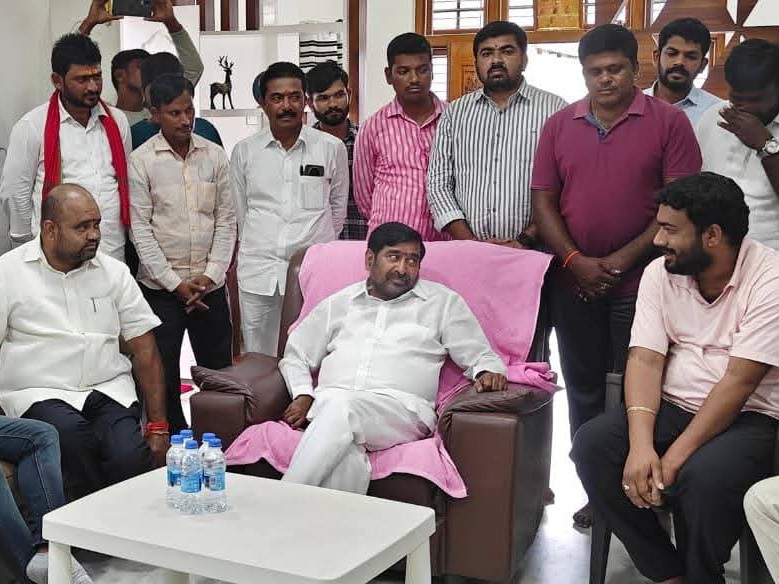 మాజీ మున్సిపల్ ఛైర్మన్‌కు నాయకుల పరామర్శ