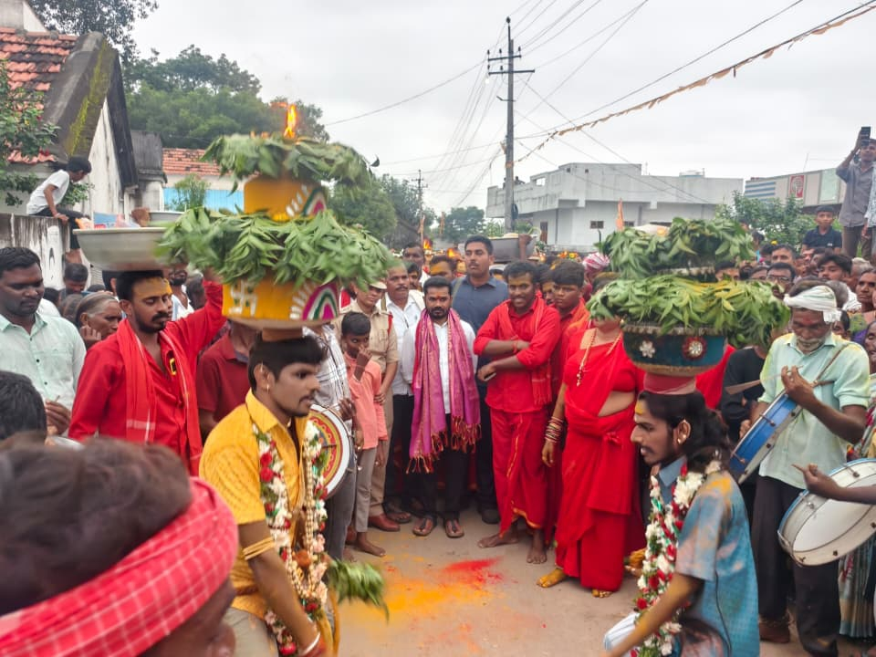 దుర్గామాతకు ఎమ్మెల్యే పూజలు