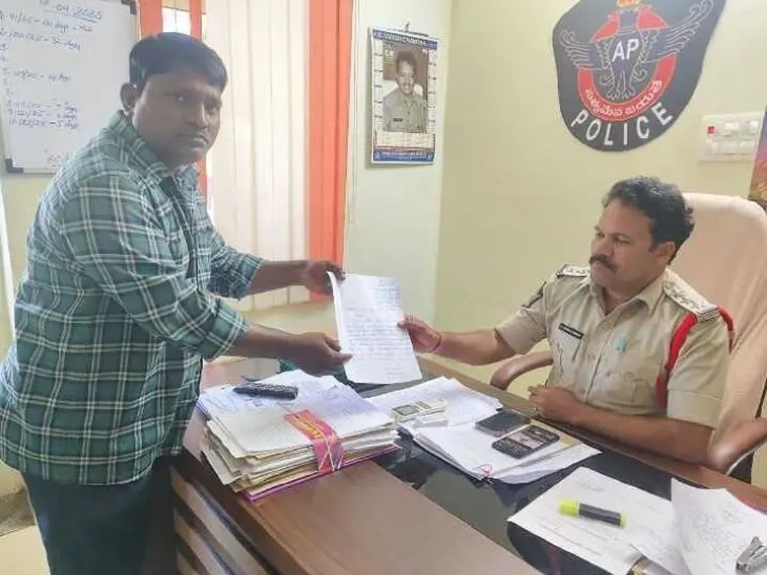తెనాలిలో వింత…! స్మశాన వాటికలో డమ్మీ సమాధిపై ఫిర్యాదు