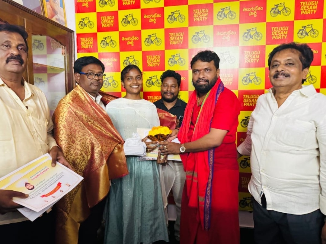 డీఎస్సీ విజేతలను అభినందించిన మంత్రి సుభాష్